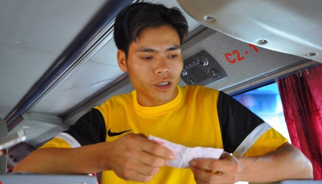 Cảnh báo chiêu lừa đảo mới trên tuyến xe khách đường dài Nạn nhân cầm trên tay cặp vé "nửa triệu" nhưng không có giá trị sử dung.