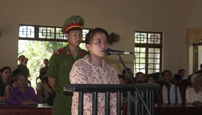 Nữ quái đánh thuốc mê người già cướp tài sản Khưu Thị Bích tại phiên tòa. Ảnh: Nguyễn Thành.