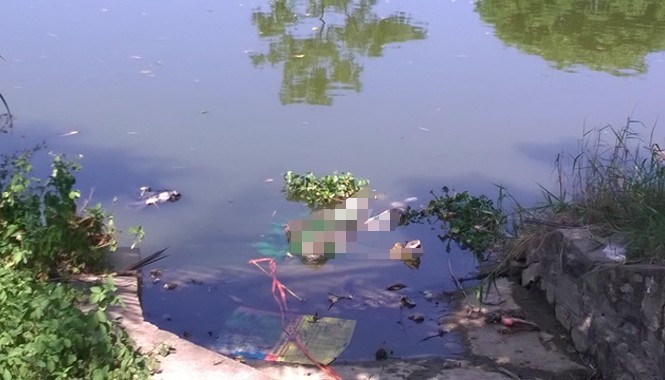 Phát hiện xác nam thanh niên đang phân hủy trên sông Hiện trường phát hiện thi thể nam thanh niên. Ảnh: Hoàng Lam.