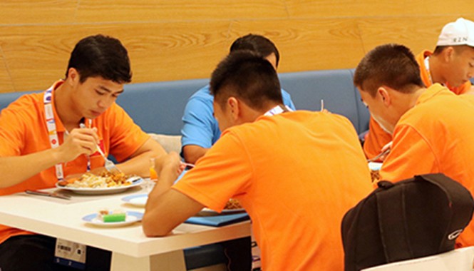 Công Phượng: 'Cơm ở Singapore không ngon bằng mẹ nấu' Công Phượng (trái, ngoài cùng) thích nghi khá tốt chuyện ăn uống ở Singapore.