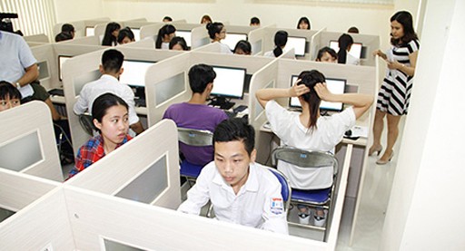 ĐHQG Hà Nội: Những hình ảnh đầu tiên của mùa thi 2015 Không ít thí sinh còn ngỡ ngàng khi lần đầu làm bài thi trực tuyến như thế này.