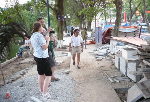 Hà Nội tái khởi động lát mới vỉa hè hồ Gươm Dự án thay đá lát vỉa hè hồ Gươm từng vấp phải sự phản ứng từ dư luận. Ảnh: Báo Đất Việt.