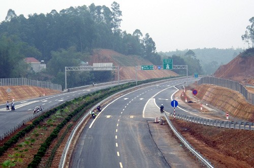 Ngân hàng có thể rút tiền ở nước ngoài về cho vay giao thông Việt Nam đang có nhu cầu vốn rất lớn cho các dự án giao thông. Ảnh: Chí Hiếu.