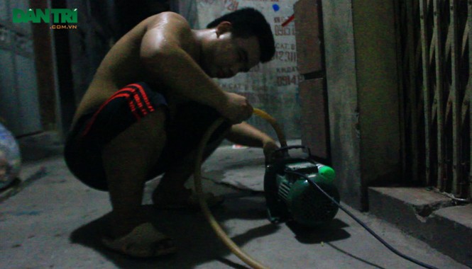 Trắng đêm 'canh' nước sạch giữa thủ đô Cả đêm phải canh nước là tình cảnh hiện tại của những hộ dân xóm Chùa.