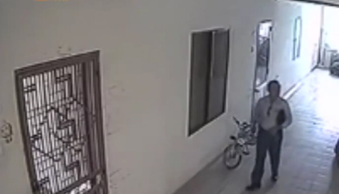 Tên trộm 9 lần quay lại bẻ khóa nhà chung cư Tên trộm 9 lần quay lại bẻ khóa nhà chung cư