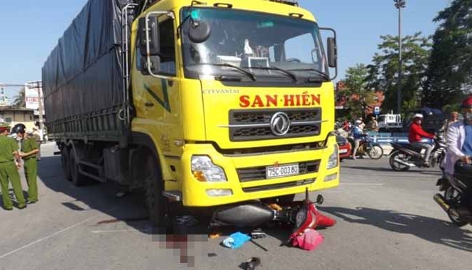 Gây thương vong cho 3 bố con, tài xế xe tải bị khởi tố Hiện trường vụ tai nạn do Hải gây ra khiến 3 bố con thương vong. Ảnh: Đ. Thành.