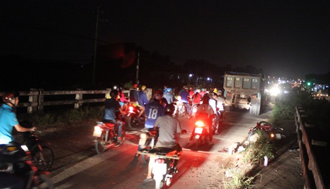 Va chạm với xe ben, hai anh em thương vong Hiện trường tai nạn.