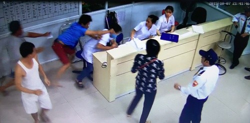 Hải Phòng: Bệnh nhân cấp cứu nhảy khỏi cáng đấm bác sĩ Bệnh nhân Bình đấm thẳng vào mặt bác sỹ trực cấp cứu trước sự ngỡ ngàng của nhiều người.