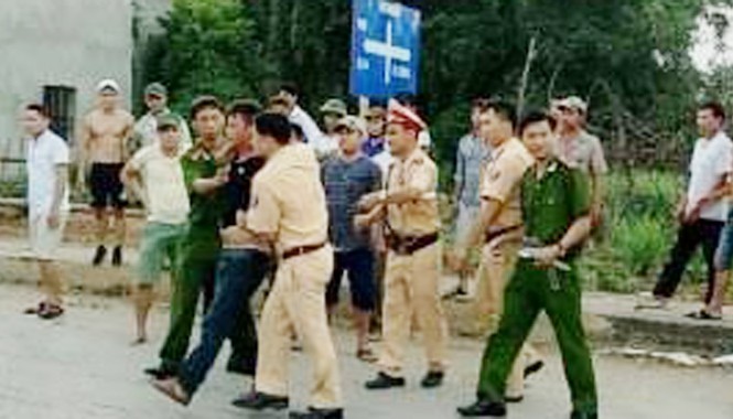 Khởi tố hai thanh niên hung hăng cầm dao đuổi chém CSGT Khống chế hai đối tượng manh động.
