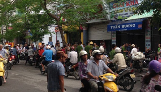 Gần 100 người khống chế đối tượng đổ xăng khắp nhà đòi đốt Hiện trường nơi xảy ra vụ việc Tuấn cố thủ đòi đốt nhà.