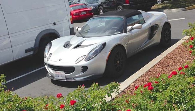 Choáng váng với bãi đỗ toàn siêu xe tại trụ sở Facebook Đây là chiếc Lotus Elise có giá từ 47.250 đến 73.500 USD (tùy phiên bản) xuất hiện tại bãi đậu xe ở trụ sở chính của Facebook.