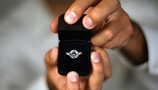 Tặng nhẫn giả trong hộp xịn cho vợ sắp cưới Ảnh minh họa: Engagementringbible.