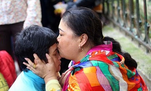 Đến cổng bệnh viện K xưng 'Thánh chữa ung thư' Người đà bà (phải) tự xưng là "Thánh" chữa ung thư. Ảnh: VTC
