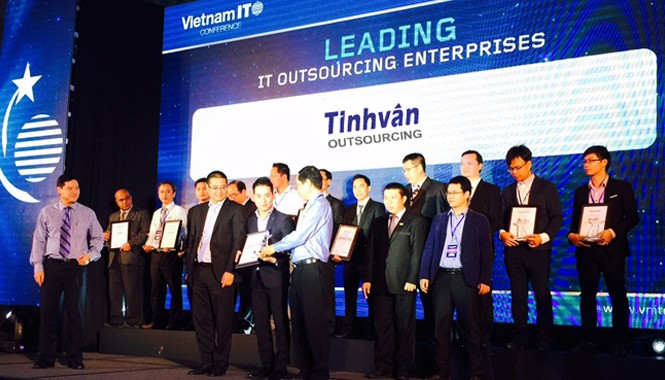 Tinh Vân là doanh nghiệp gia công CNTT hàng đầu Việt Nam Tổng giám đốc Tinhvan Outsourcing Nguyễn Ích Vinh lên nhận danh hiệu Doanh nghiệp Gia công CNTT hàng đầu Việt Nam 2015