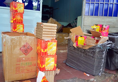 Bắt gần 200kg pháo hoa Trung Quốc trên xe khách Số pháo hoa Trung Quốc nhập lậu vừa bị công an Đà Nẵng bắt giữ. Ảnh: Ngọc Trường/VnExpress.
