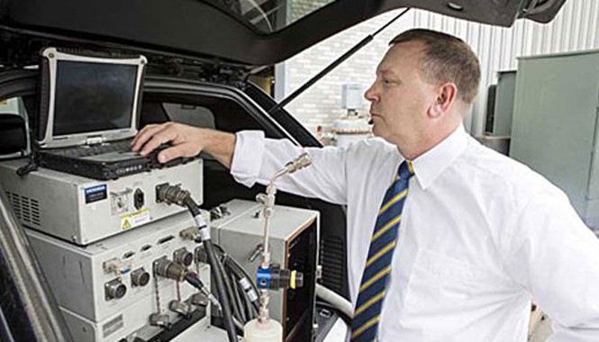 Ai phát giác vụ lừa đảo chất lượng khí thải của Volkswagen? Kỹ sư Kardar và thiết bị kiểm định trong phòng thí nghiệm.