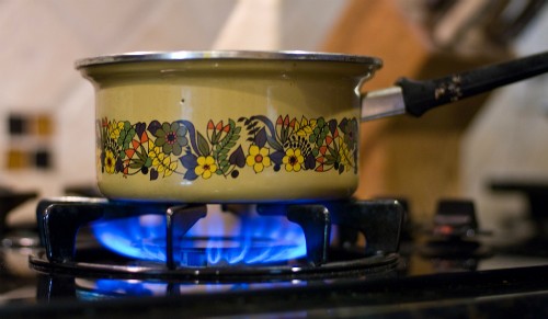 Nổ gas thường xảy ra khi nào Tránh để nước bị trào hoặc gió lùa làm tắt bếp, sẽ gây rò rỉ gas. Ảnh: Lowtechmagazine.