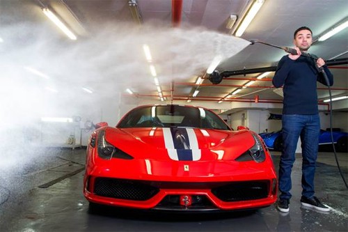 Choáng váng với dịch vụ rửa siêu xe giá 15.000 USD Gurcham Sahota bên siêu xe Ferrari 458 Speciale. Ảnh: Globe and Mail.