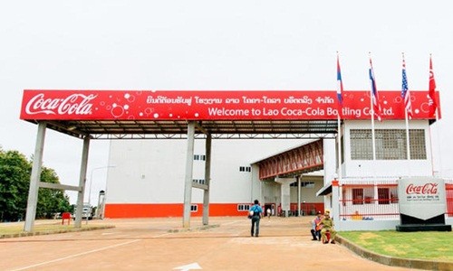 Đại chiến Coca - Pepsi ở 'biên giới cuối cùng' Coca-Cola đang đầu tư mạnh vào thị trường Lào. Ảnh: Nikkei.