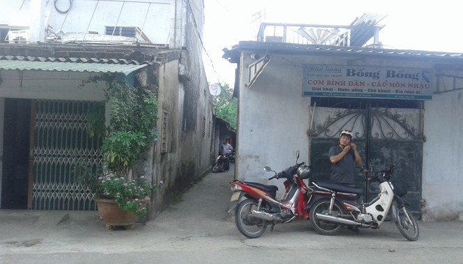 Người đàn ông tự đâm vào bụng rồi cố thủ trong nhà Ngõ nhỏ vào gia đình anh Lê Đình Chung.