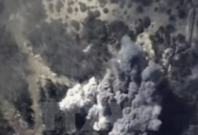 Bản tin 14H: Nga phá hủy kho vũ khí lớn của khủng bố ở Syria Khói bốc lên từ một vụ không kích của Nga nhằm vào mục tiêu IS tại Syria. (Ảnh: Reuters/TTXVN)