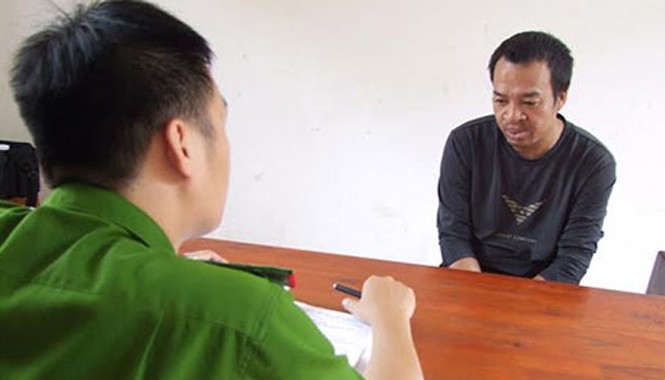 Đổ xăng đốt vợ trong quán gội đầu Tại cơ quan điều tra, Cầu khai nhận hành vi đốt vợ. Ảnh: N. Thái.