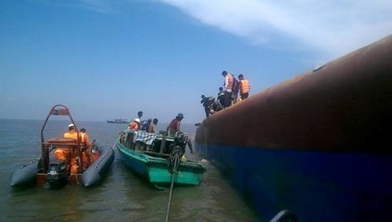 Cận cảnh hiện trường cứu hộ các nạn nhân vụ chìm tàu Lực lượng chức năng tiếp cận cứu nạn nhân.