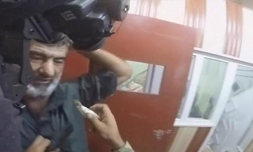 Giây phút cận kề cái chết của tù nhân trong tay IS Hình ảnh về cuộc đột kích nhà tù được truyền hình Iraq phát sóng. Ảnh: Reuters.