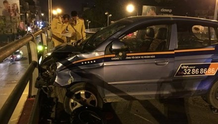 'Thấy tai nạn chỉ lo quay clip, chụp ảnh đăng Facebook' Hiện trường vụ taxi 'điên' đêm 8/11.