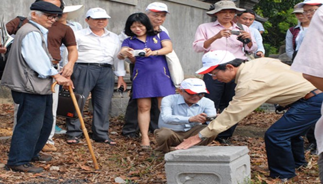 Bí ẩn lăng mộ vua Quang Trung: Cần tiến hành khảo cổ Đoàn các nhà nghiên cứu đi thực địa tại khu vực chùa Thiền Lâm (Thừa Thiên - Huế).