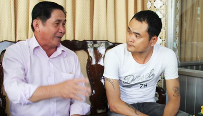 Lãnh đạo CLB Cần Thơ phủ nhận việc giam lỏng cầu thủ Chủ tịch CFC trao đổi với cầu thủ Ngọc Điểu trưa ngày 10/11. Ảnh: Cửu Long.