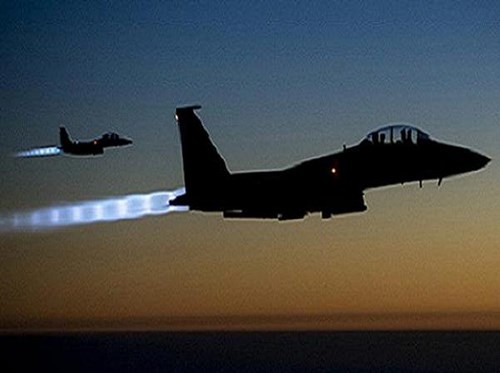 Liên quân Mỹ có “tay trong” của IS, báo trước các vụ không kích? Máy bay F-15 Mỹ và NATO trong một cuộc không kích ở Iraq.