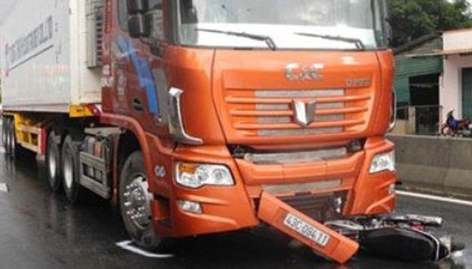 Đôi vợ chồng sắp cưới thoát chết dưới gầm xe container Hiện trường xe container lao qua 2 vợ chồng sắp cưới và kéo lê xe máy 30m.