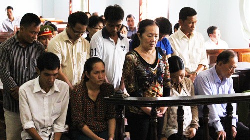 Nhiều người trong vụ 'đại gia thủy sản lừa 200 tỷ' bị xử lại Các bị cáo tại phiên tòa ngày 13/11. Ảnh: Cửu Long/VnExpress