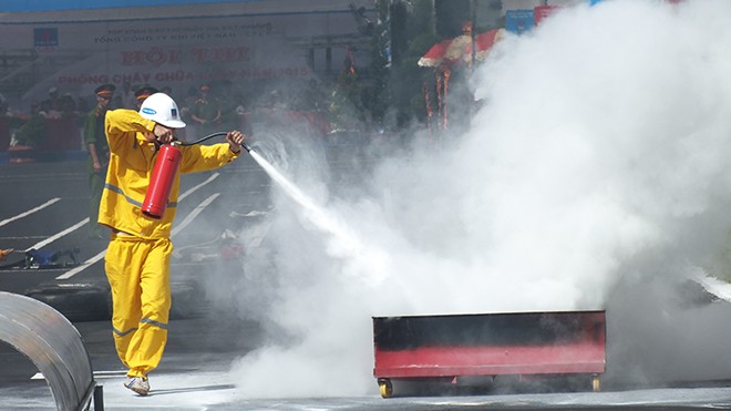 Hơn 300 nhân viên của PVGAS tham gia hội thi An toàn - PCCC Thực hành chữa cháy tại hội thi.