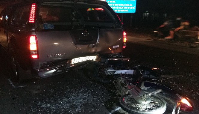 Nam thanh niên nguy kịch vì tông đuôi ô tô dừng đèn đỏ Hiện trường vụ tai nạn.