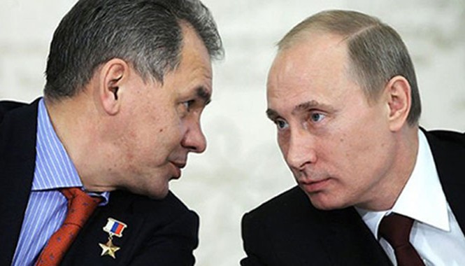 Hé lộ về người có tiềm năng kế nhiệm Tổng thống Putin Bộ trưởng Quốc phòng Nga Sergei Shoigu (trái) và Tổng thống Putin.