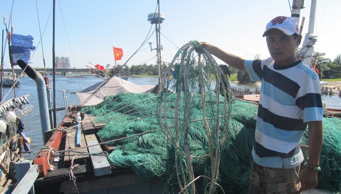 Hàng trăm tàu cá Trung Quốc bu vào phá lưới ngư dân Việt Anh Đào Ngọc Đức chỉ những tấm lưới bị phá nát. Ảnh. Nam Cường.