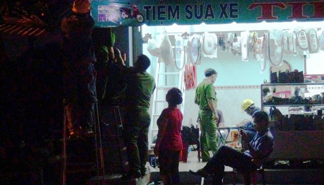 Kéo điện phục vụ hội chợ, nam thanh niên tử vong Công an có mặt khám nghiệm hiện trường.