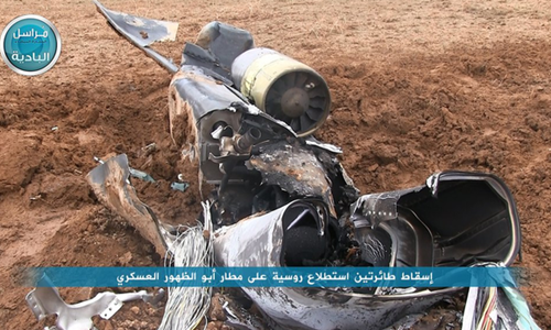 Chi nhánh al-Qaeda tuyên bố bắn rơi hai máy bay Nga Một trong các bức ảnh Al-Nusra tung ra cho thấy phần mảnh vỡ của chiếc máy bay không người lái. Ảnh: Middle East Eye.