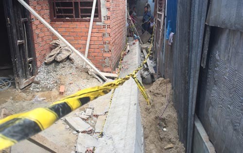 Sập công trình, 2 thợ xây dính chặt vào khối bê tông Hiện trường vụ tai nạn sập công trình xây dựng làm 2 thợ xây bị thương nặng.