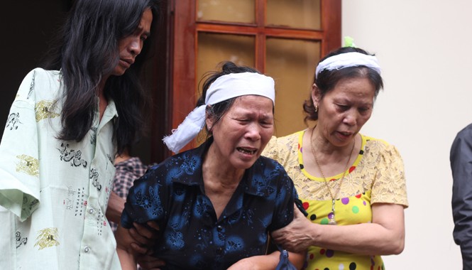 Người nhà bị hại bao vây trụ sở huyện để phản đối bản án Nỗi đau của người thân nạn nhân.