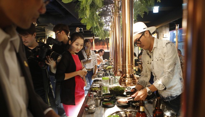 Sao 'Running man' Hàn Quốc trở lại Việt Nam HAHA hướng dẫn cách xắt thịt. Ảnh: Lan Anh.