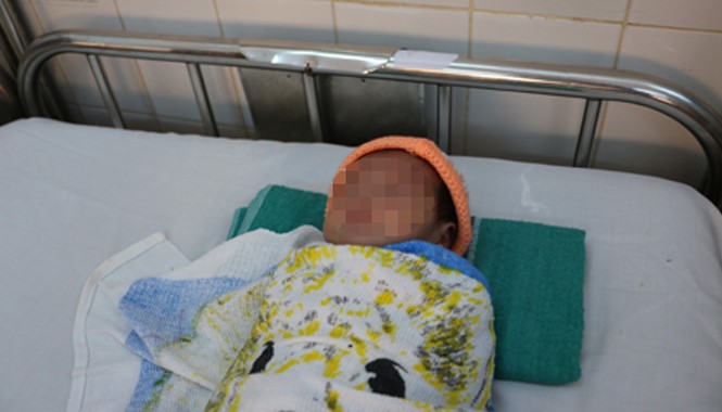 Không truy tìm kẻ vứt bé sơ sinh xuống giếng sâu hơn 10m Cháu bé đã thoát chết kỳ diệu và đang ngủ ngon lành.