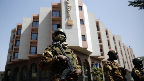 Cuộc ganh đua giữa IS và al-Qaeda Al-Qaeda nhận trách nhiệm về vụ tấn công khách sạn tại Mali hôm 20/11. Ảnh: AP.
