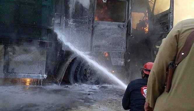 Bí ẩn đoàn xe Thổ Nhĩ Kỳ bị không kích trên đất Syria Đoàn xe cứu trợ Thổ Nhĩ Kỳ bốc cháy dữ dội. Nguồn: RT.