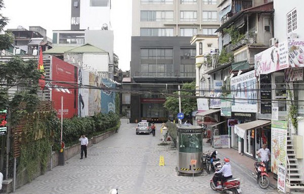 Chuyện hy hữu ở Hà Nội: Tiền tỷ mua cột nhà chung cư Dân Skycity đang tranh chấp lối vào.