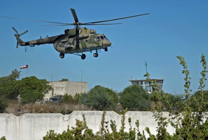 Tướng Iran đã trực tiếp chỉ đạo vụ giải cứu phi công Su-24 Một trực thăng Mi-8 của Nga lượn vòng khu vực căn cứ không quân tại Latakia, Syria. Ảnh: RT.