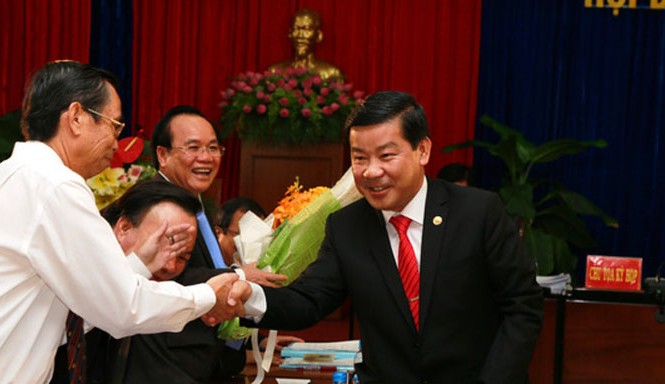 Ông Trần Thanh Liêm được bầu làm Chủ tịch tỉnh Bình Dương Các cán bộ tỉnh chúc mừng ông Trần Thanh Liêm (bìa phải) làm Chủ tịch tỉnh.