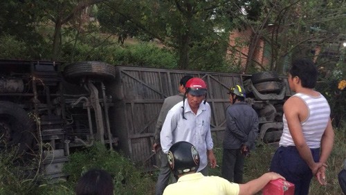 Xe khách giường nằm Phương Trang lao xuống cống, 1 người chết Xe khách giường nằm Phương Trang lao xuống cống, 1 người chết